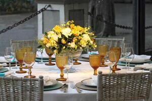 anspruchsvoll Mittagessen Tabelle Konfiguration im Yacht Verein mit Platten, Gläser, Blumen und Besteck foto