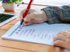 Englisch Rechtschreibfehler Arbeitsblatt mit Stift und Tablette foto