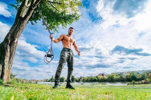 Ausbildung draussen mit nacktem Oberkörper männlich. muskulös Mann Arbeiten aus. foto