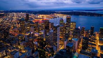 herrlich Landschaft von das beschwingt Innenstadt von Seattle, Washington, das USA. Blau Wasserlandschaft und Abend Nacht beim Hintergrund. foto