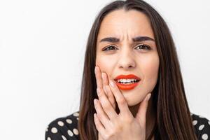 Leiden von Zahnschmerzen. schön jung Frau Leiden von Zahnschmerzen, Stehen gegen Weiß Hintergrund. Dental Pflege und Menschen Emotionen Konzept foto