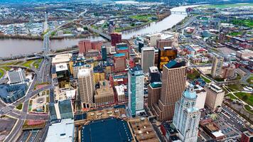 hoch Gebäude im das Center von Hartford, Connecticut, USA. schön Panorama von das einer von das älteste Städte im Amerika von oben Sicht. foto