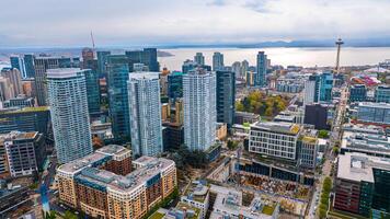 modern die Architektur von atemberaubend Metropole von Drohne Filmaufnahme. spektakulär Wolkenkratzer Stehen aus im das Landschaft von Seattle, Washington, das USA. foto