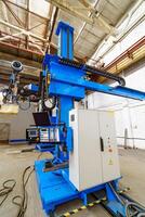 Bohren Maschine Arbeiten Prozess auf Metall Fabrik. industriell Laser. Schneiden Prozess Herstellung Technologie. foto