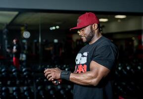 muskulös gut aussehend afro Mann im das Fitnessstudio. Lebensstil stark Bodybuilder mit Athlet Torso. foto