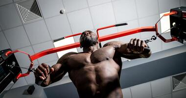 sportlich stark Mann Arbeiten aus. mächtig Ausbildung im Fitnessstudio durch muskulös mit nacktem Oberkörper Kerl. foto