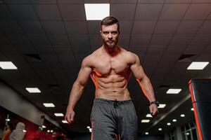 trainieren sportlich Bodybuilder. stark Muskeln mit nacktem Oberkörper Mann Ausbildung. foto