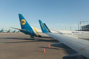 Passagier Flugzeug uia ukrain International Fluggesellschaften im das Flughafen . Flugzeug Wartung. Flughafen borispil Kiew Ukraine kann 2018 foto