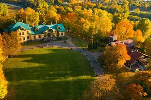 Herbst Landschaft im loshitsky Park im Minsk. belarus.golden Herbst foto