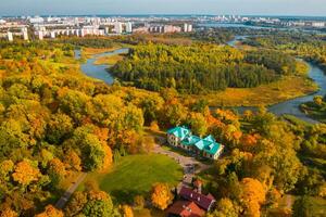 Herbst Landschaft im loshitsky Park im Minsk. belarus.golden Herbst foto
