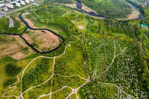 Aussicht von das Höhe von das loshitsky Park im Minsk.Wicklung Wege im loshitsky park.belarus.apple Obstgarten foto