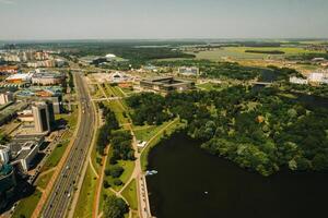 oben Aussicht von das Sieg Park im Minsk und das svisloch Fluss.a Vogelaugen Aussicht von das Stadt von Minsk und das Park Komplex.Weißrussland foto