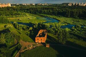 oben Aussicht von das Ruinen von ein alt Mühle im loshitsky Park im Minsk und das svisloch Fluss beim Sonnenuntergang.wunderschön Natur von Weißrussland. foto