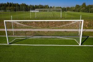 oben Aussicht von ein Fußball Feld mit Grün Gras draußen im Sommer- foto