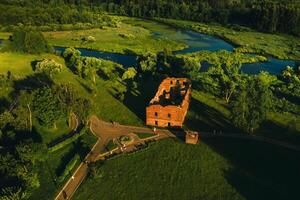 oben Aussicht von das Ruinen von ein alt Mühle im loshitsky Park im Minsk und das svisloch Fluss beim Sonnenuntergang.wunderschön Natur von Weißrussland. foto