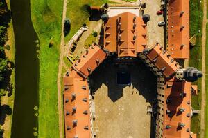 oben Aussicht von das Neswisch Schloss und das Park im das Sommer.Weißrussland foto