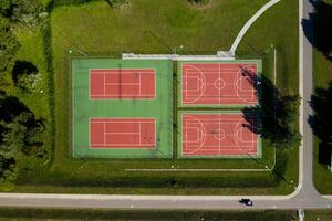 Aussicht von das Höhe von das leeren Tennis Gerichte im das tagsüber im Sommer- foto