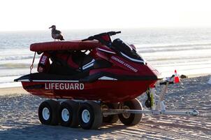 Coronado, ca, 2024 - - rot Rettung Wasser Kunst auf Strand auf Anhänger foto