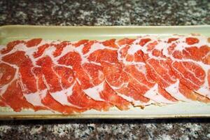 schließen oben frisch und roh Rindfleisch und Schweinefleisch Fleisch bereit zum Shabu Shabu, japanisch heiß Topf foto