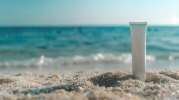 Sonnenschutz Lotion Tube auf sandig Strand, Ozean im Hintergrund mit leeren Raum. Sommer- Haut Schutz Konzept, Sonnencreme Sahne zum sicher Sonnenbaden, Strand Urlaub wesentliche. ai Generation foto