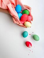 Hände halten bunt gemalt Ostern Eier mit einer geknackt Ei auf das Seite, Darstellen Ostern Feierlichkeiten, Frühling Feierlichkeiten, und Familie Spaß Aktivitäten. foto