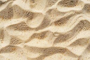 texturiert sandig Strand Oberfläche mit Wellen und Granulat von Sand, schließen hoch. Natur Muster und Textur Konzept. Hintergrund zum Design und Anzeige. ai Generation foto