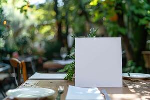 leer Speisekarte oder einladen Stehen auf hölzern Tabelle im draussen Garten Restaurant Rahmen mit natürlich Grün Hintergrund. zum Essen und Getränk Marketing oder Design mit Platz zum Text. ai foto