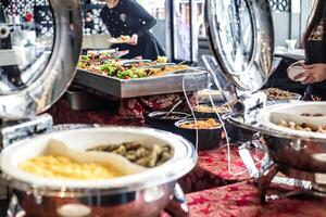 Buffet Tabelle überfüllt mit lecker Essen Optionen foto