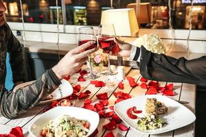 Paar genießen Mahlzeit zusammen beim Tabelle mit plattiert Essen foto