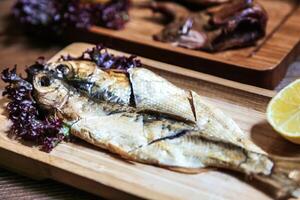 Nahansicht von frisch Schnitt Fisch auf ein hölzern Schneiden Tafel foto