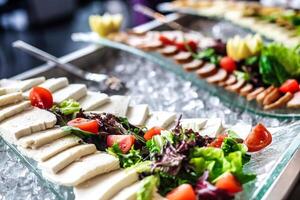 schließen oben von lecker vereinbart worden Teller von Essen auf Tabelle foto