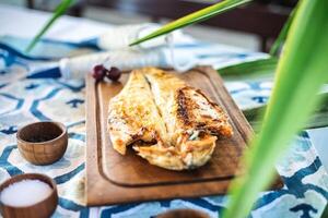 schließen oben von Hähnchen auf Schneiden Tafel foto