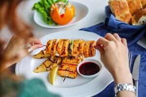 gegrillt Hähnchen mit Seite von Ketchup auf ein Teller foto