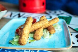 Blau Teller mit gebraten Essen auf Tabelle foto