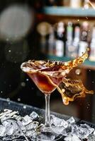 Gießen trinken in ein Martini Glas foto