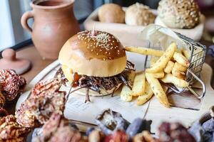 lecker Hamburger und Französisch Fritten auf Tabelle foto