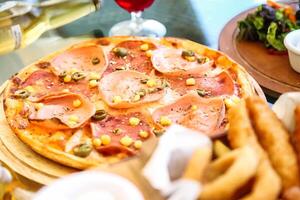 frisch gebacken Pizza auf hölzern Schneiden Tafel foto