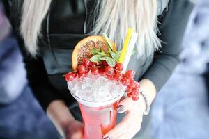 Frau halten Obst und Eis trinken foto