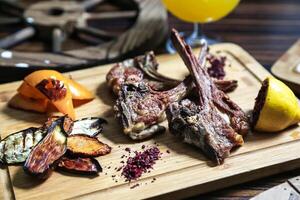 hölzern Schneiden Tafel mit Fleisch und Gemüse foto