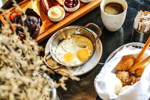 Tabelle mit sortiert Essen Platten und Kaffee Tassen foto