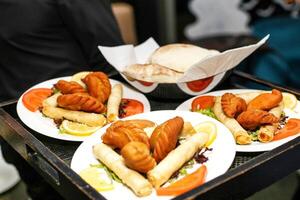 Tabelle mit Platten von Essen bedeckt im Croissants foto