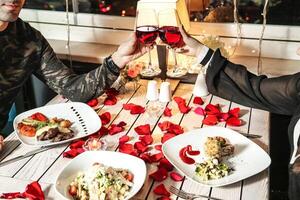 Gruppe von Menschen Essen beim ein Tabelle mit Platten von Essen foto