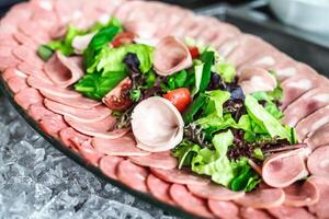 Nahansicht von ein Gourmet Teller von Essen auf ein Essen Tabelle foto