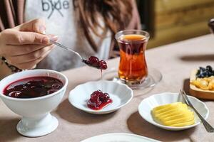 Frau Essen Obst Schüssel und Trinken Tee foto