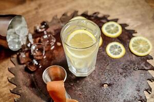 schließen oben von Limonade Glas auf ein Schneiden Tafel foto