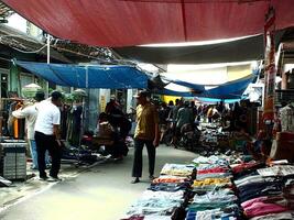 Sukoharjo, zentral Java, Indonesien, April 15, 2024 beschäftigt Menschen, Verkäufer Käufer beim gawk traditionell Markt, gelegen in der Nähe von surakarta Stadt. ein Menge von Farmer Werkzeuge war Verkauf auf diese Markt. foto