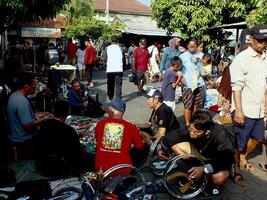 surakarta Stadt, zentral Java, Indonesien, April 15, 2024. notoharjo Markt. das Floh Markt ist gelegen auf das Stadtrand von Stadt, immer beschäftigt mit Besucher im das Morgen. Kauf und Verkauf benutzt Waren foto