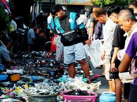 surakarta Stadt, zentral Java, Indonesien, April 15, 2024. notoharjo Markt. das Floh Markt ist gelegen auf das Stadtrand von Stadt, immer beschäftigt mit Besucher im das Morgen. Kauf und Verkauf benutzt Waren foto