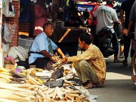 Sukoharjo, zentral Java, Indonesien, April 15, 2024 beschäftigt Menschen, Verkäufer Käufer beim gawk traditionell Markt, gelegen in der Nähe von surakarta Stadt. ein Menge von Farmer Werkzeuge war Verkauf auf diese Markt. foto