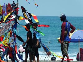 Kebumen, zentral Java, Indonesien April 14, 2024 Stall Verkauf Drachen auf ambal Strand während das Urlaub Jahreszeit. Kinder wählen Drachen zu Kaufen und Fliege. Spaß Tage mit Freund foto